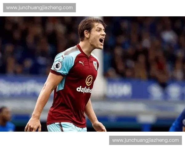 热刺主场球衣设计全解析 细节彰显英伦风采与球队精神 热刺主场球衣设计全解析 细节彰显英伦风采与球队精神